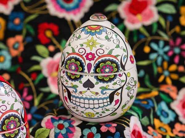 Ladenac Skull Candle 220gr in ceramic egg WHITE SKULL